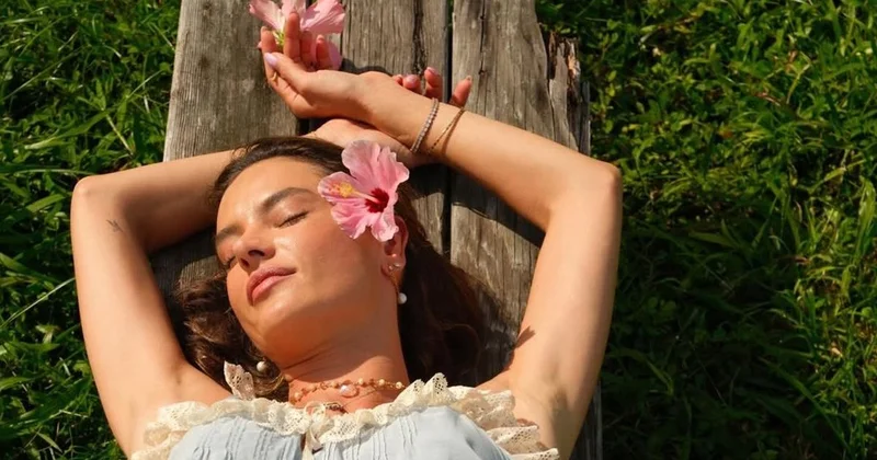 Совершенная красота : Алессандра Амбросио понежилась в топе и шортах на Гавайях