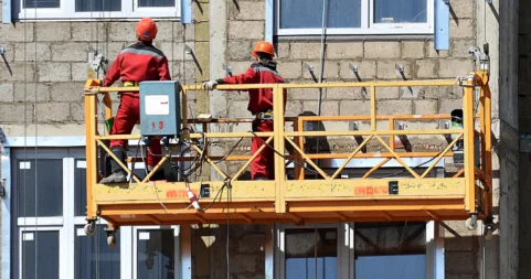 Двое рабочих сорвались с высоты на стройке в Петропавловске