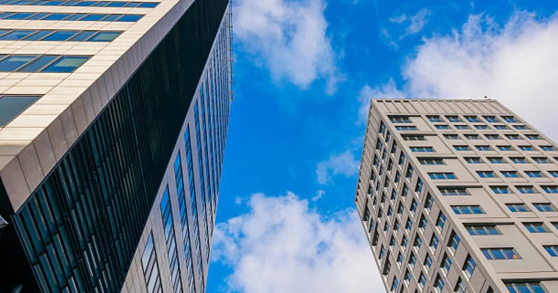 Алматыдағы тұрғын үйдің 11 қабатынан құлаған адам мерт болды