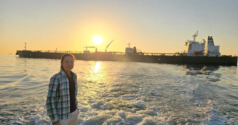 Такая работа: Жительница Актау Полина Бектемирова определяет курс гигантского судна