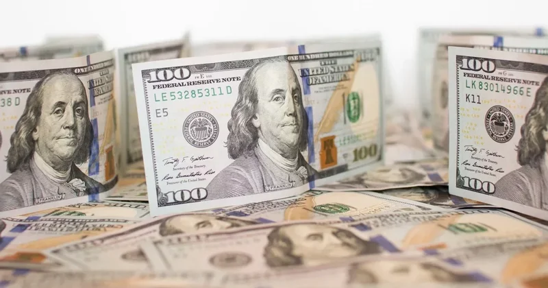 На фоне мощного укрепления тенге банки перестали выдавать доллары