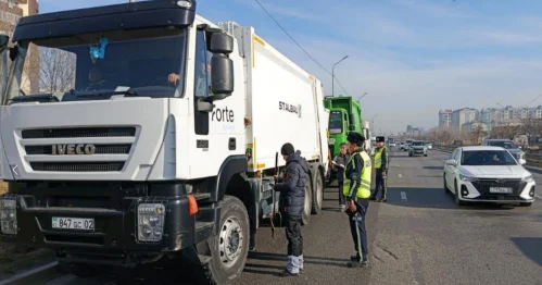 В Алматы усилили контроль спецтранспорта по вывозу мусора