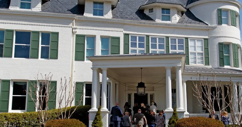 Вице президенттің үйінің терезелерін белгісіз біреу балғамен ұрып сындырған