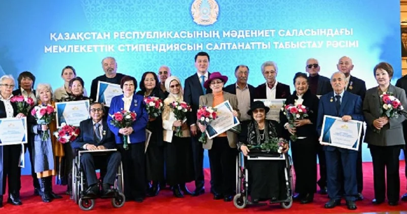 Олжас Сулейменов, Мария Мудряк и Самал Еслямова получили стипендию от Токаева