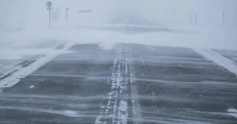 Хаос на дороге: около 1000 автомобилей застряли на трассе Караганда Астана