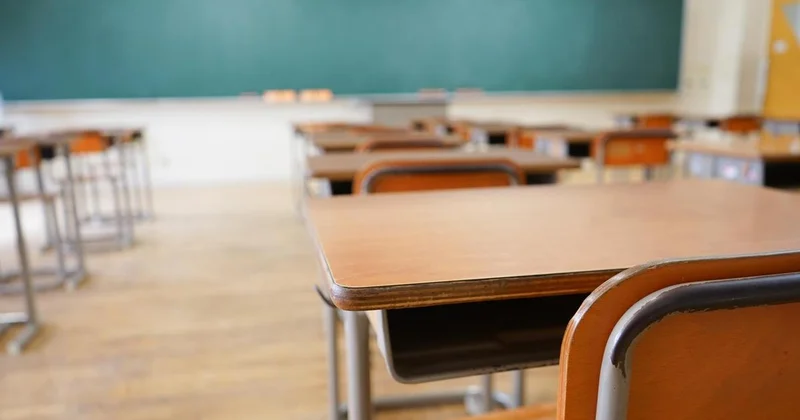 Потратил деньги на ставки : директора школы в Жетiсу отстранили от работы после жалоб учителей