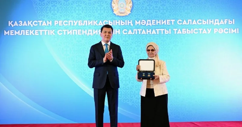 Родственникам Бауыржана Момышулы вручили знак особого отличия