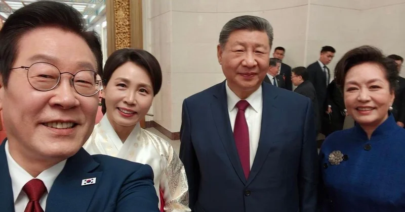 Президент Южной Кореи сделал сэлфи с Си Цзиньпином на китайский смартфон