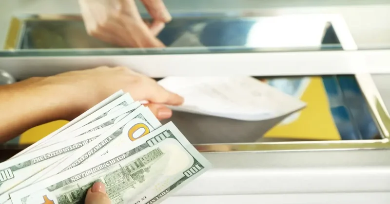 При обмене валюты в Кыргызстане теперь будут проверять источник получения денег. В том числе и у казахстанцев