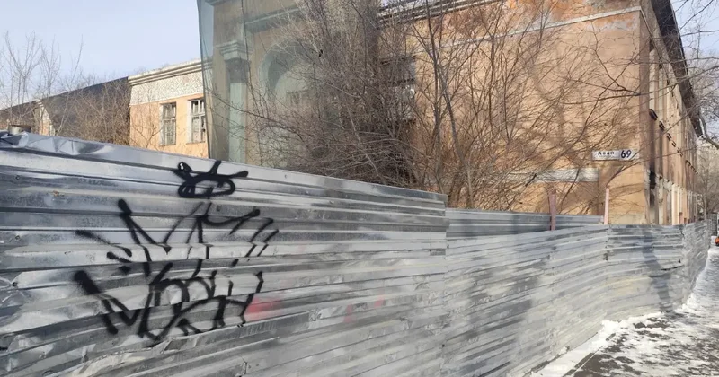 Памятник истории в режиме ожидания. Почему реконструкция заброшенной больницы в центре Алматы откладывается