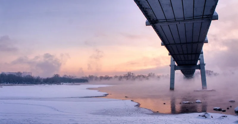 Тело мужчины обнаружено на льду реки Иртыш под мостом