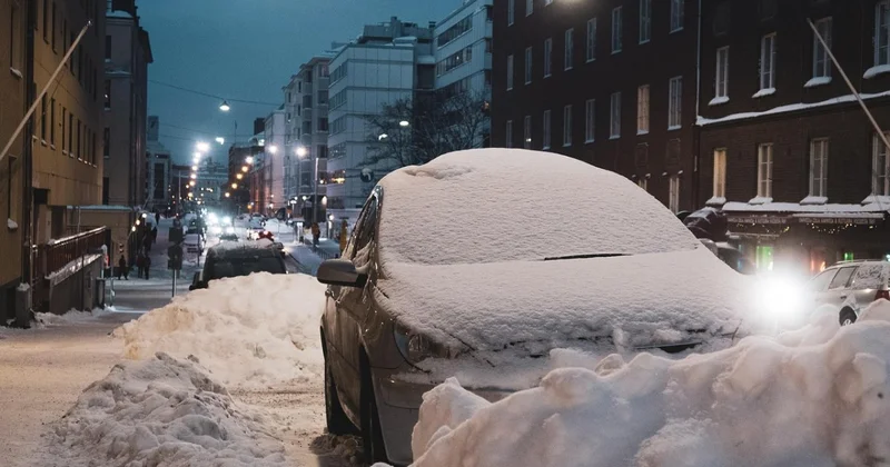 Сильный ветер повредил дома и оставил район без света в Жамбылской области