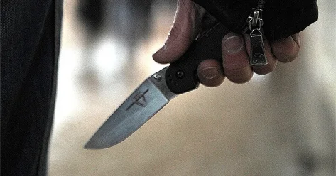 Житель Рудного порезал лицо судебному исполнителю