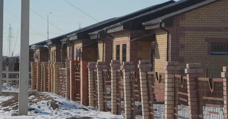 Атырауда салынғанына 6 жыл ғана болған үйлер тұруға жарамсыз күйде