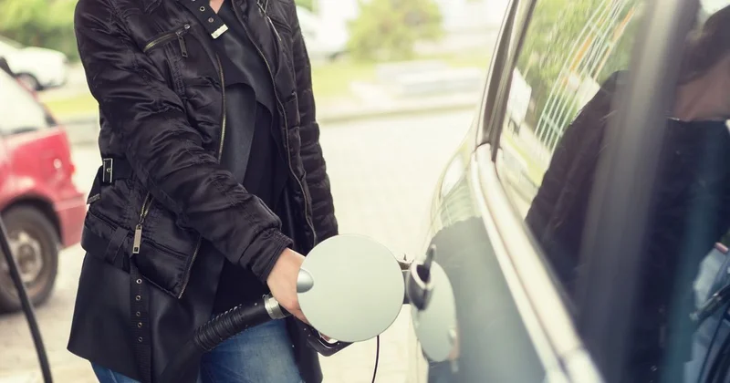 Жительницу Костаная забрызгало бензином на АЗС: ей выплатят деньги