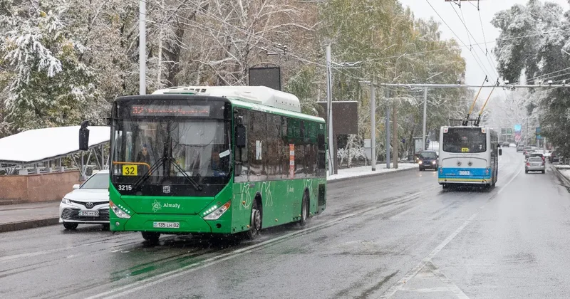 Почти половина пассажиров в Алматы не оплачивает проезд в автобусах