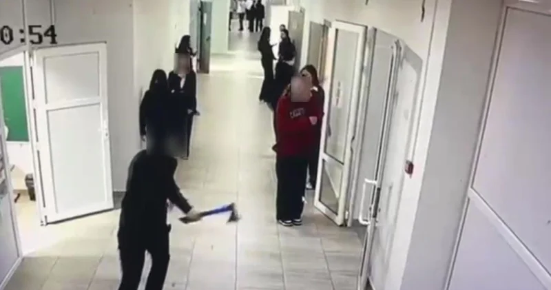 Жасөспірім мектепте балта ұстап жүрген видео тарады: зардап шеккендер бар