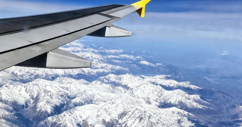 Самолет из Алматы не смог приземлиться в Астане и отправлен на Караганду