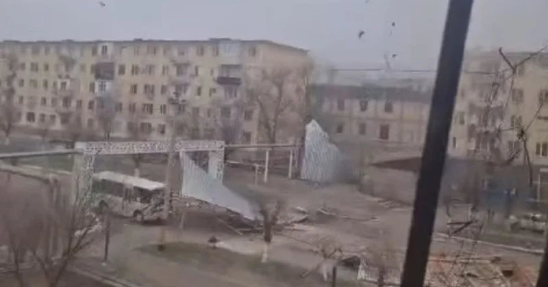 Ураган обрушился на город в Казахстане: жителей попросили не выходить на улицу (видео)