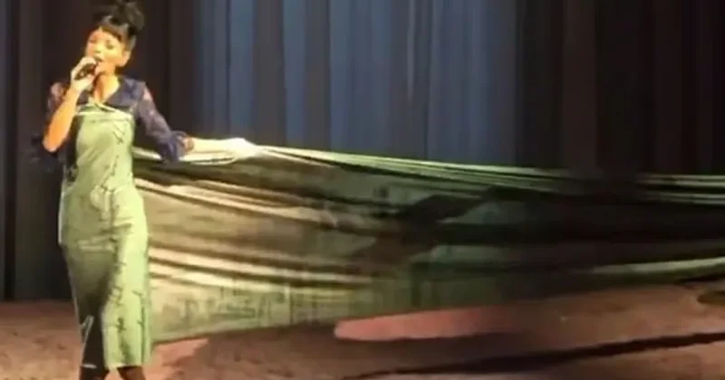 Певица выступила в платье с доказательствами измен экс супруга