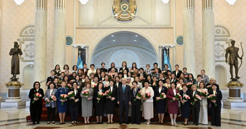 Президент бір топ әйелдер қауымын наградттады