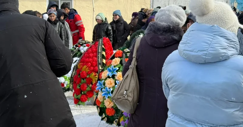 Под Астаной проходят похороны семьи, жестоко убитой и расчлененной родственником