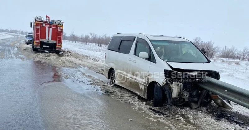 Отбойник прошил салон насквозь в результате ДТП в Актюбинской области (фото)