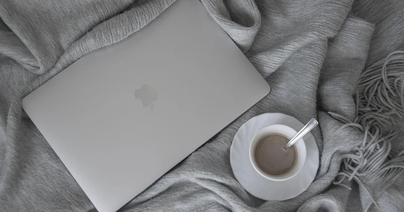 Apple продает новые MacBook без зарядных устройств