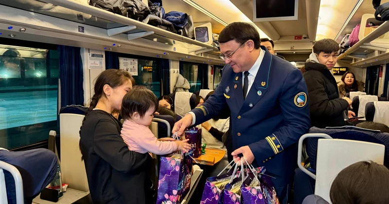 8 наурыз қарсаңында пойыздағы әйелдерге сыйлықтар таратылды
