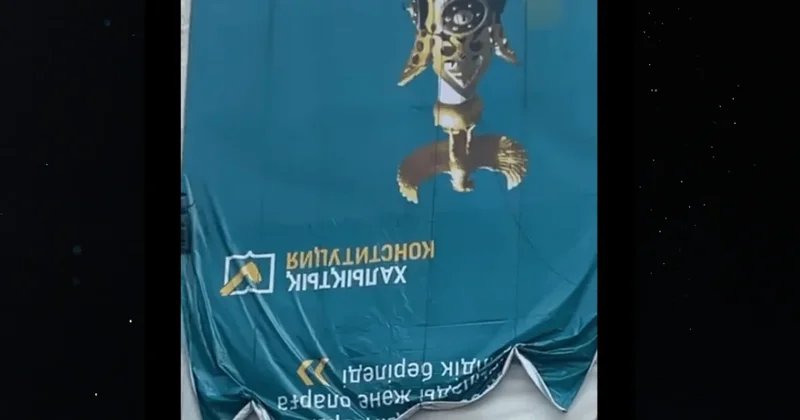 В Актау криво повесили баннер, посвящённый Конституции акимат наказал исполнителя