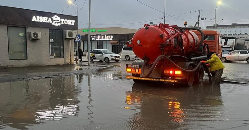 ​Атырауда жаңбыр суын тазарту жұмыстары жүргізілуде