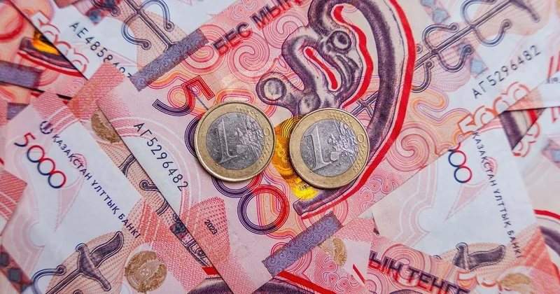 Нацбанк сравнил волатильность тенге с евро и фунтом