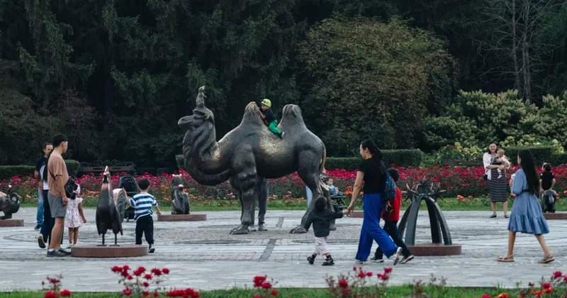 Токаев напомнил, что в Казахстане женщины могут сидеть в декрете до трех лет