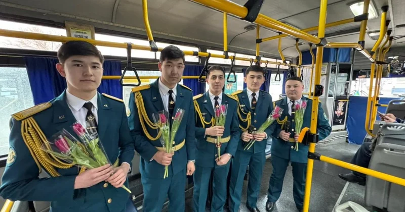 Военный оркестр выступил в общественном транспорте Усть Каменогорска (ВИДЕО)