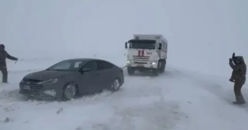 Ақтөбеде боранды күні жолда қалған адамдар құтқарылып жатыр
