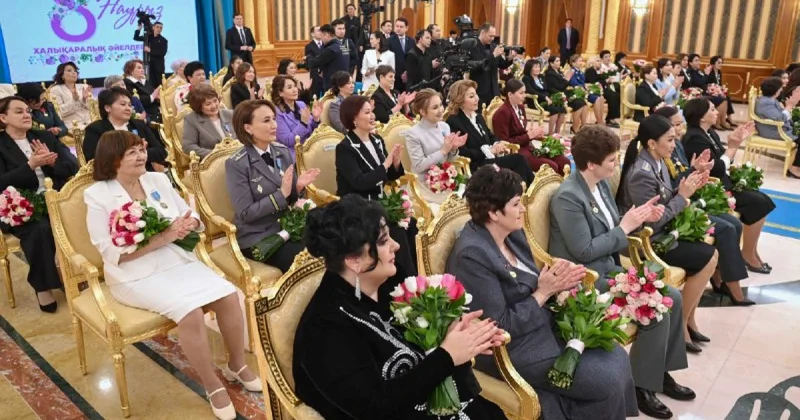 Токаев наградил женщин, самоотверженно трудящихся в различных сферах