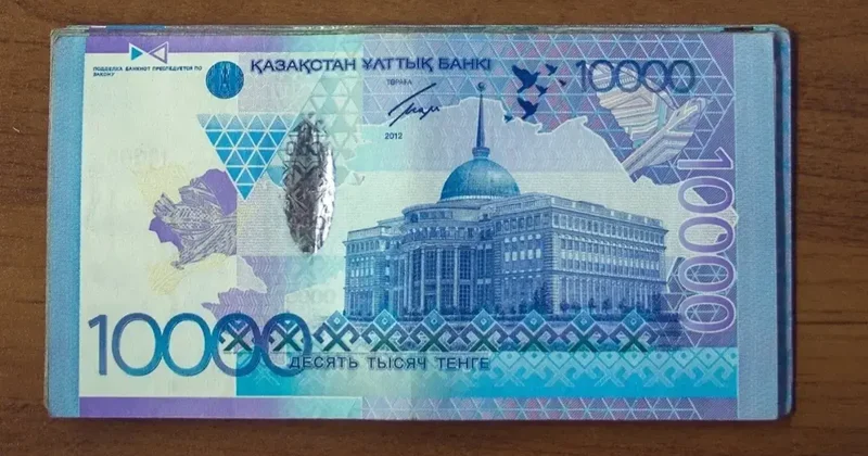 Нацбанк продлит срок использования старых купюр номиналом 10 000 тенге