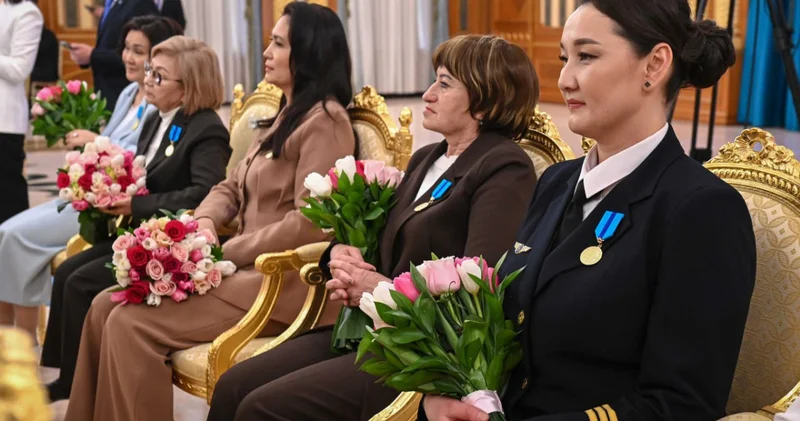 Президент Ел өмірінің маңызды салаларында табанды еңбек етіп жүрген әйелдерді марапаттады
