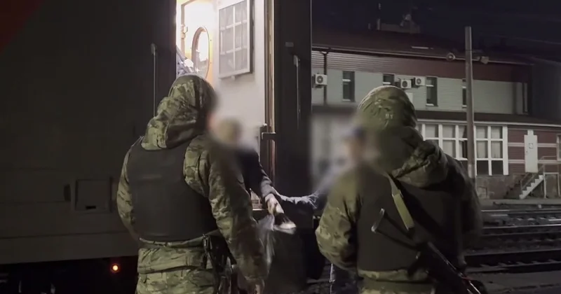 Ущерб 1 млрд тенге: подозреваемого в причастности к ОПГ экстрадировали из России в Казахстан (видео)