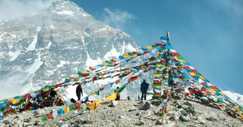 Непал гидтері Эверестте альпинистерді уландырды деген күдікке ілінді