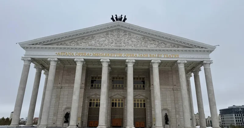 Парад нижнего белья . В сети критикуют посетительниц Астаны Оперы из за их голых платьев