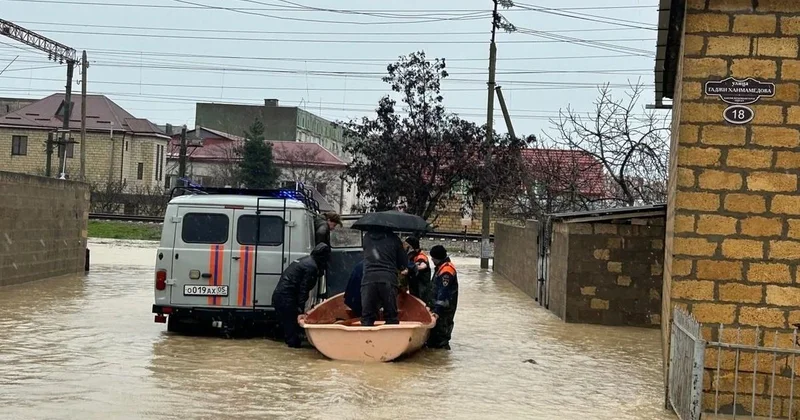 Люди тонут в холодной воде : сильное наводнение обрушилось на Дагестан, есть погибшие (видео)