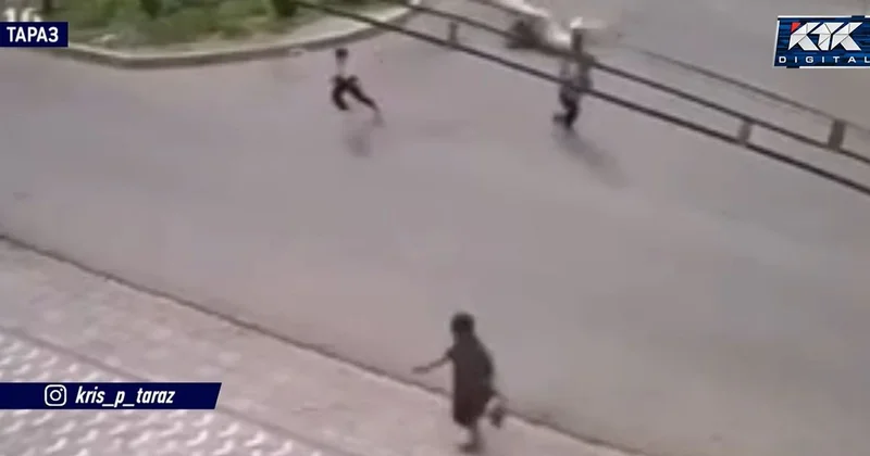 Ребенок верхом на неуправляемой лошади врезался в машину в Таразе