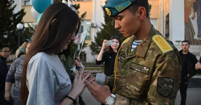 Десантник сделал предложение возлюбленной на перроне вокзала Астаны