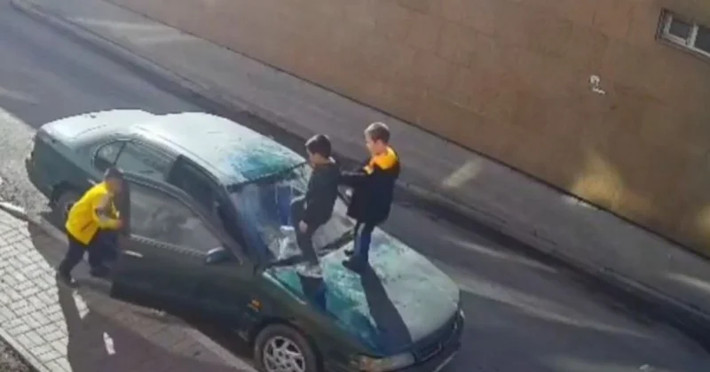 Дети прыгали на припаркованном авто и разбили стекло в Астане