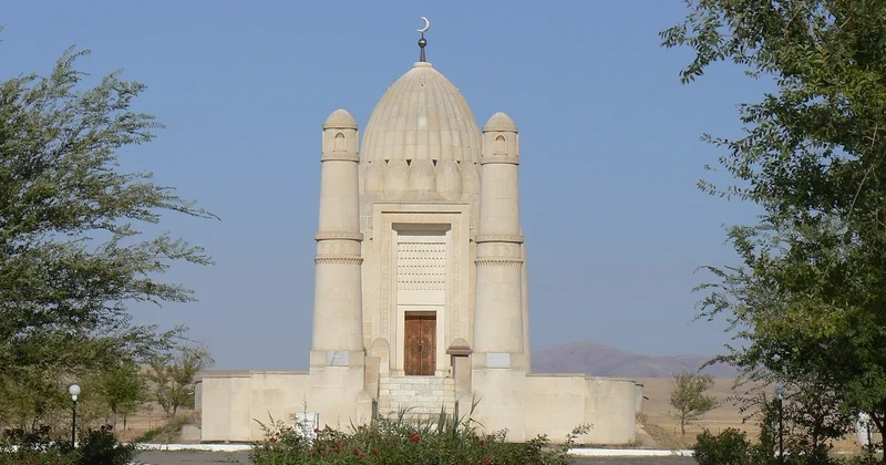 Түркістан облысында Домалақ ана кесенесіндегі шырақшылар сот шешімімен мәжбүрлеп шығарылады