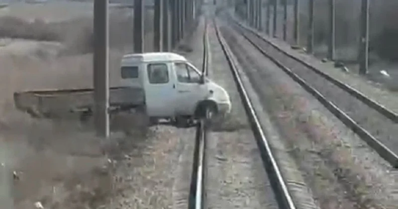 Грузовик пытался переехать ж/д пути в неположенном месте перед электровозом