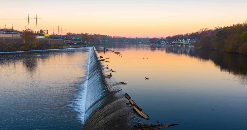 В Акмолинской области прорвало плотину: вода распространяется по полям