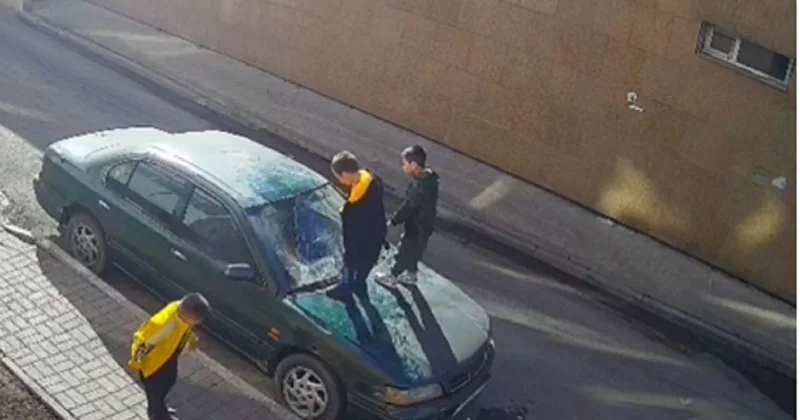 Пинали лобовое стекло: трое детей вскрыли и разгромили машину в Астане (видео)