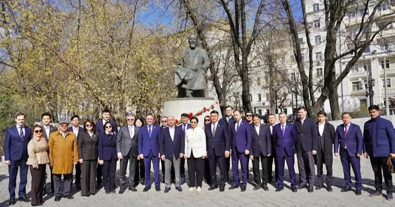 Абай ескерткішіне жиырма жыл: Мәскеуде гүл шоқтарын қою рәсімі өтті
